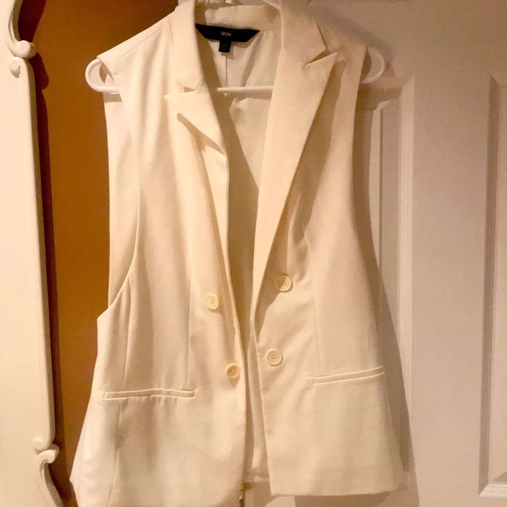 Vest/ sleeveless blazer